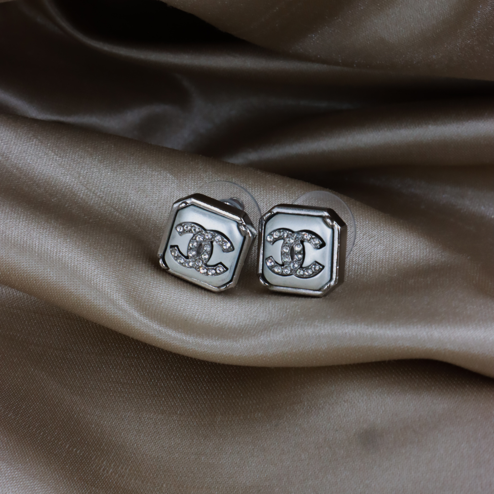 GIVENCHY G LOGO clavicle necklace | Classic 1980 features