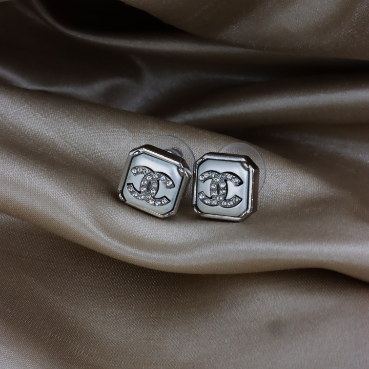 GIVENCHY G LOGO clavicle necklace | Classic 1980 features