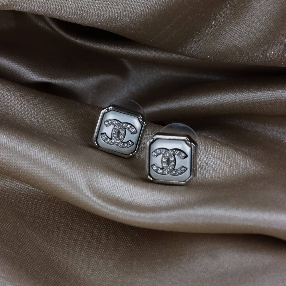 GIVENCHY G LOGO clavicle necklace | Classic 1980 features