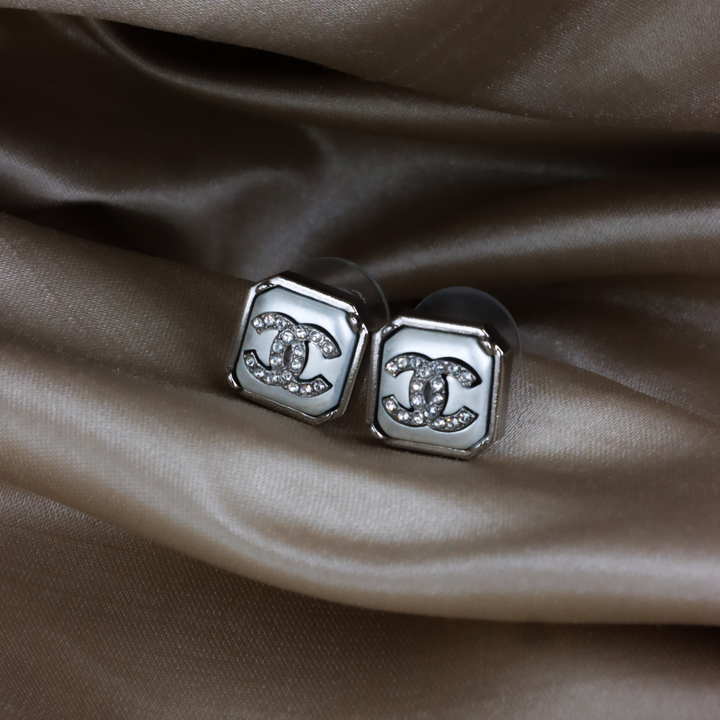 GIVENCHY G LOGO clavicle necklace | Classic 1980 features