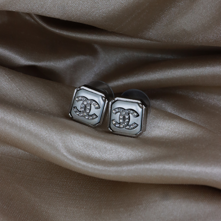 GIVENCHY G LOGO clavicle necklace | Classic 1980 features