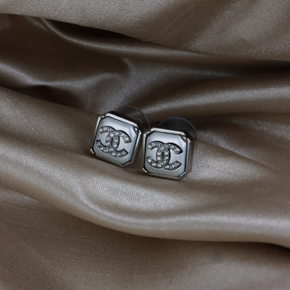 GIVENCHY G LOGO clavicle necklace | Classic 1980 features