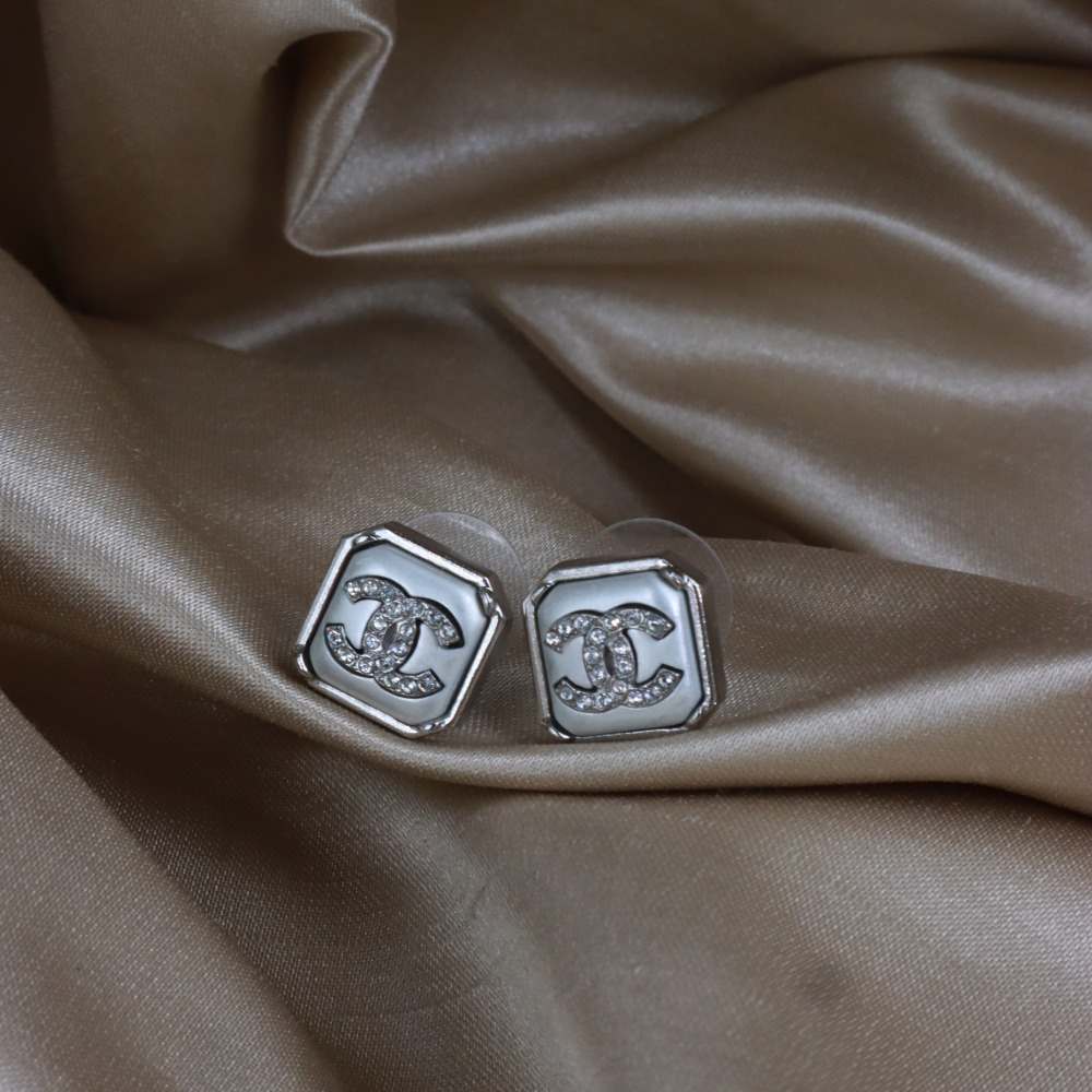 GIVENCHY G LOGO clavicle necklace | Classic 1980 features