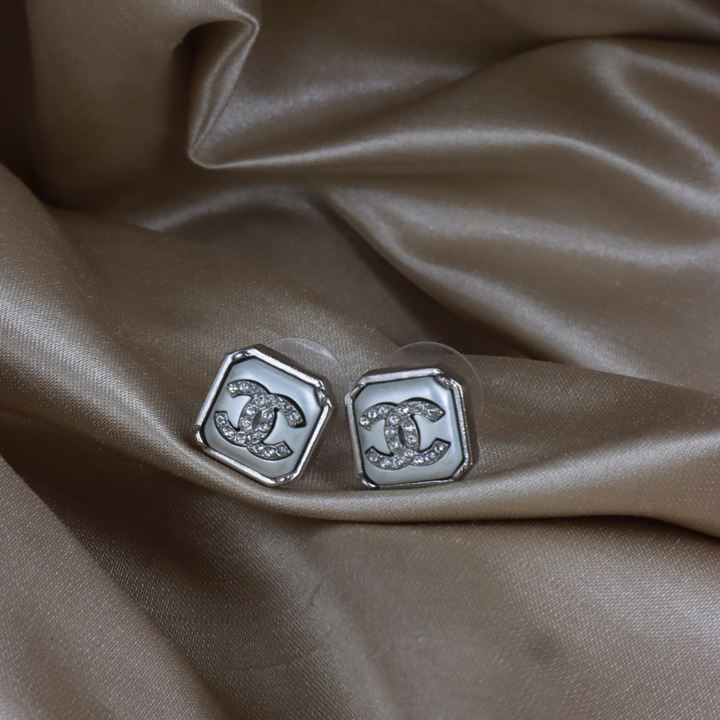 GIVENCHY G LOGO clavicle necklace | Classic 1980 features