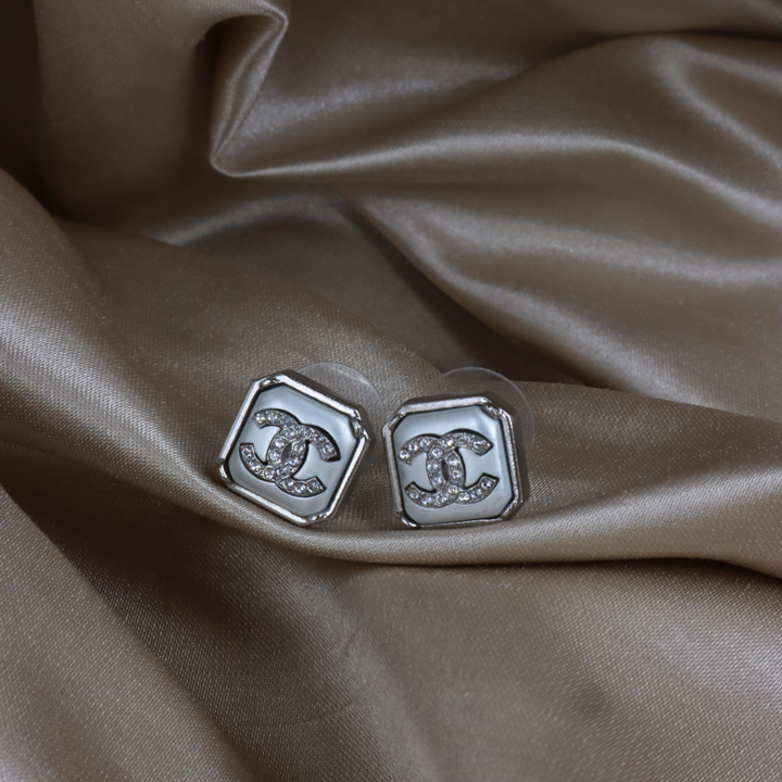 GIVENCHY G LOGO clavicle necklace | Classic 1980 features