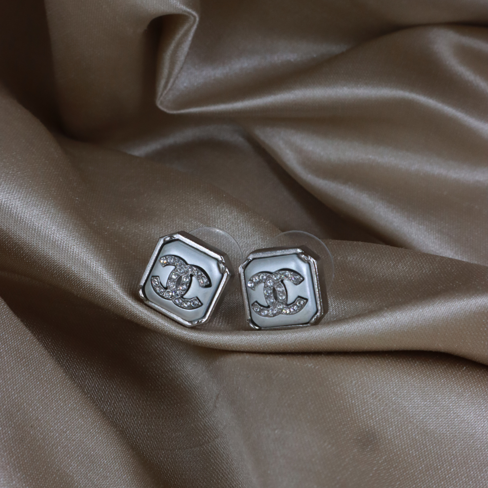 GIVENCHY G LOGO clavicle necklace | Classic 1980 features