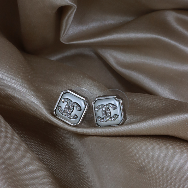 GIVENCHY G LOGO clavicle necklace | Classic 1980 features