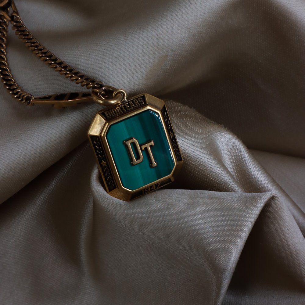 CHRISTIAN DIOR「DT 1947」徽章吊墜項鏈（金色）