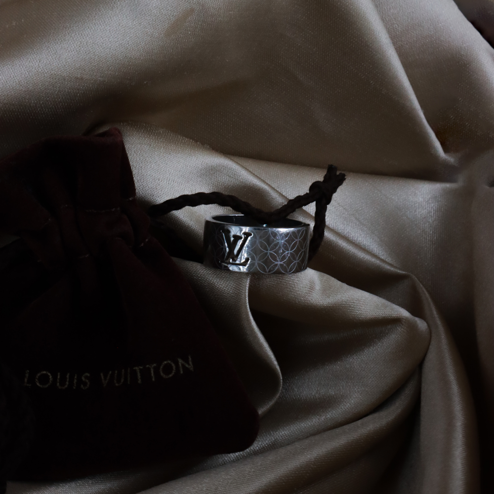 LOUIS VUITTON Monogram Perforated LV 戒指（Marc Jacobs 時期）