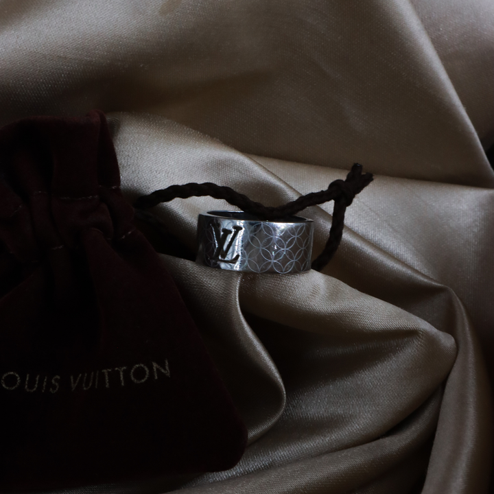 LOUIS VUITTON Monogram Perforated LV 戒指（Marc Jacobs 時期）