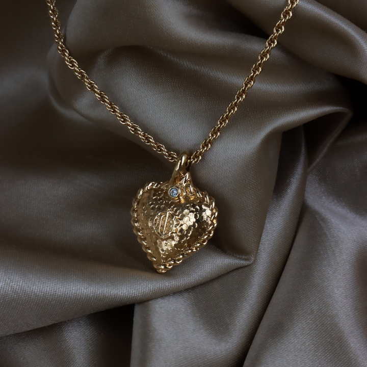 CHRISTIAN DIOR 絕版馬車復古金色錘紋愛心吊墜頸鏈