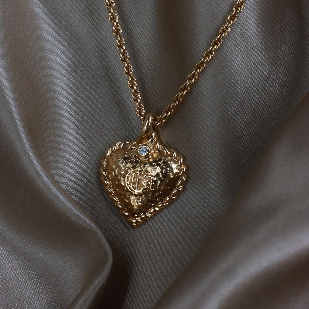 CHRISTIAN DIOR 絕版馬車復古金色錘紋愛心吊墜頸鏈