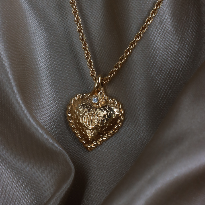 CHRISTIAN DIOR 絕版馬車復古金色錘紋愛心吊墜頸鏈