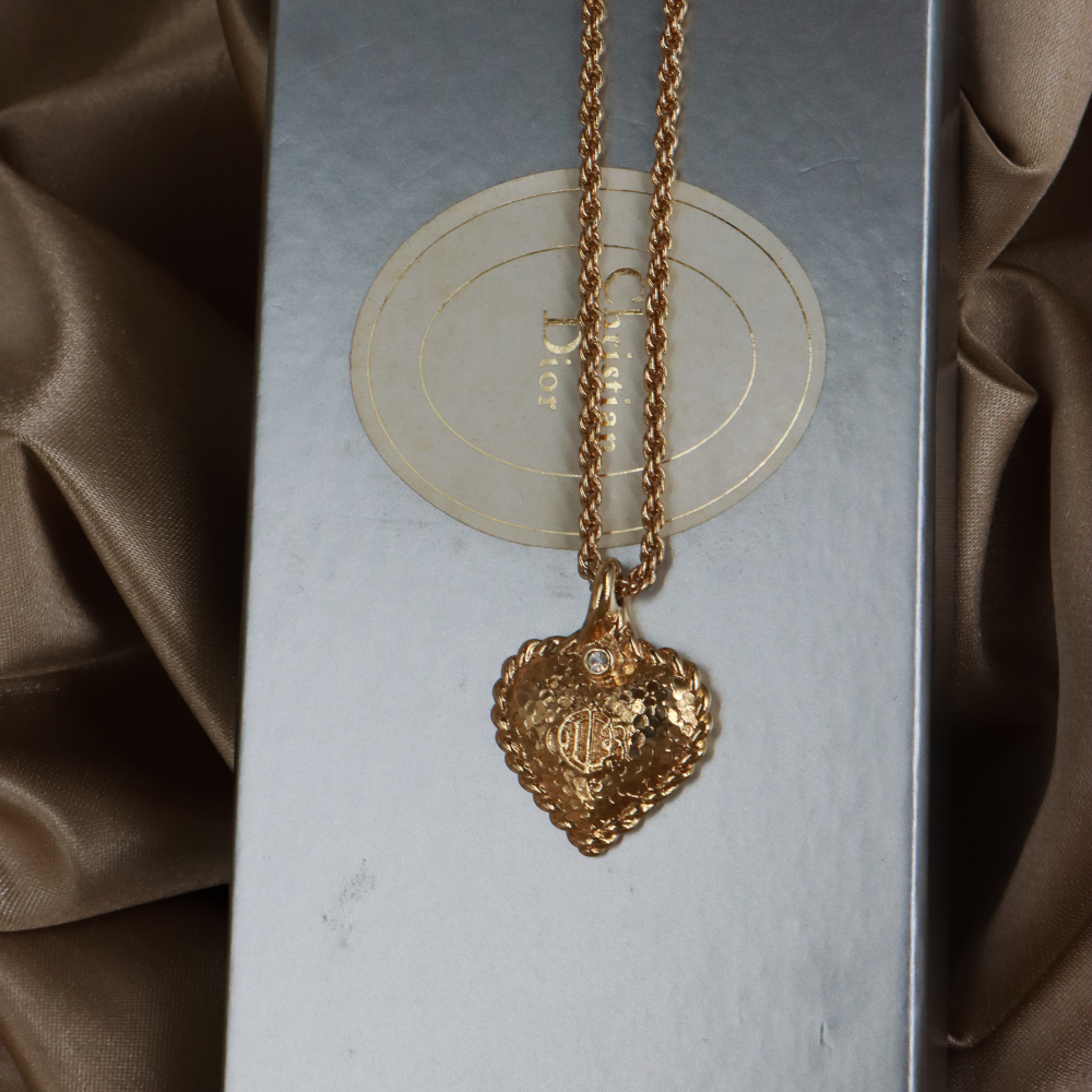 CHRISTIAN DIOR 絕版馬車復古金色錘紋愛心吊墜頸鏈