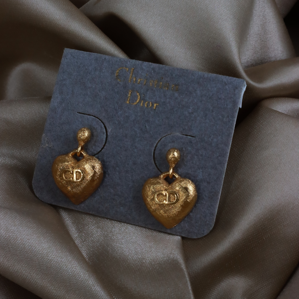 CHRISTIAN DIOR 金色錘紋 CD 愛心耳環