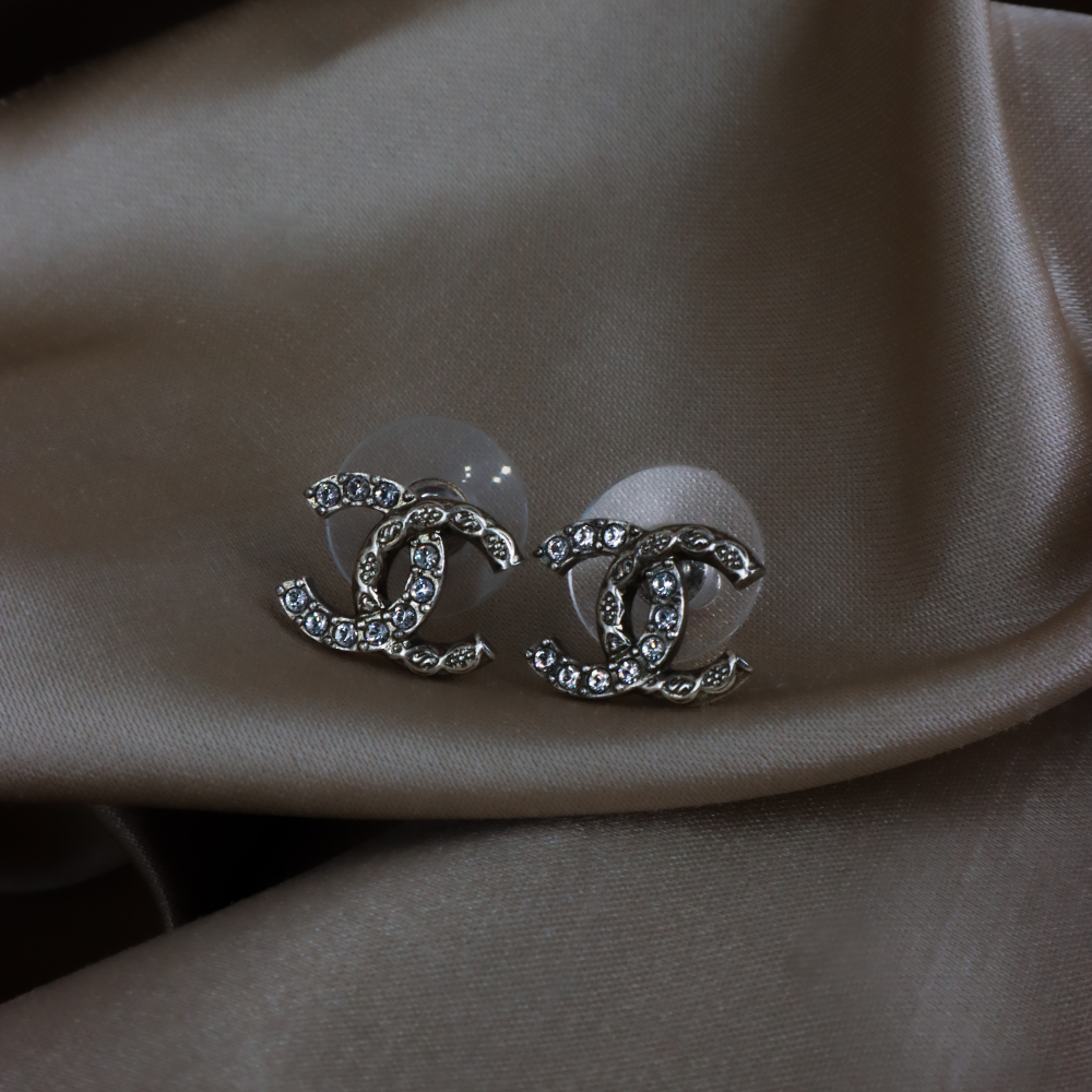 CHANEL 經典水晶 CC 耳環｜2024 年
