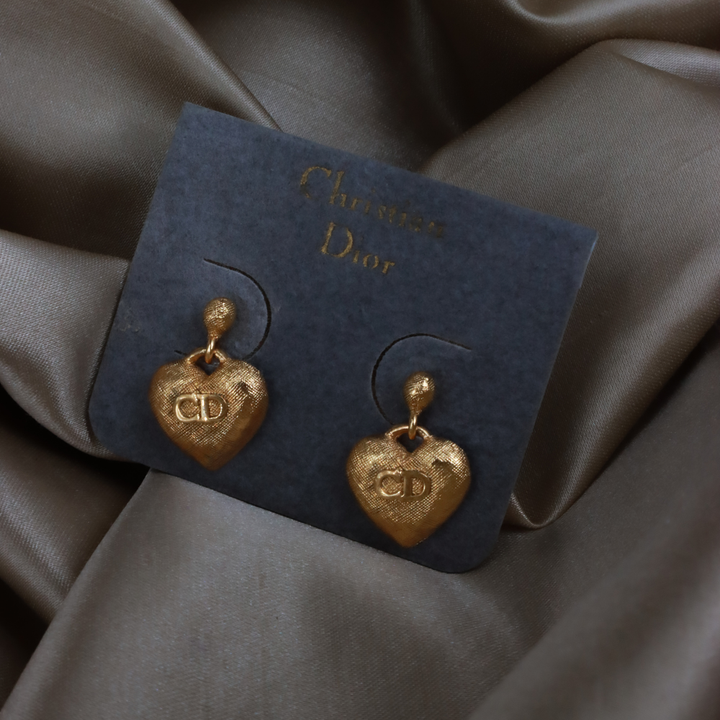 CHRISTIAN DIOR 金色錘紋 CD 愛心耳環
