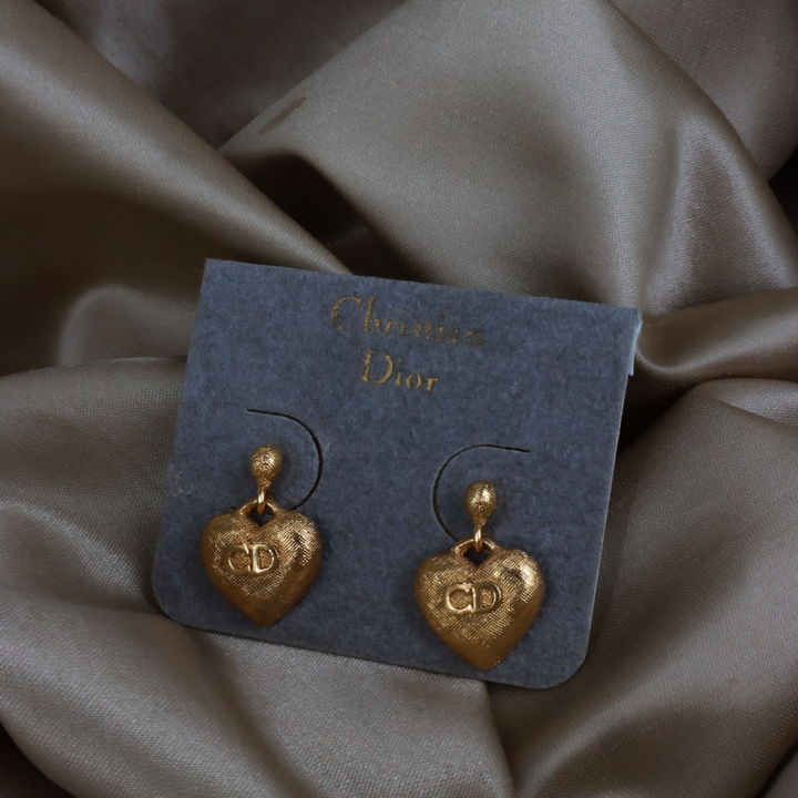 CHRISTIAN DIOR 金色錘紋 CD 愛心耳環