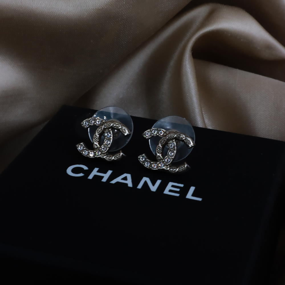 CHANEL 經典水晶 CC 耳環｜2024 年