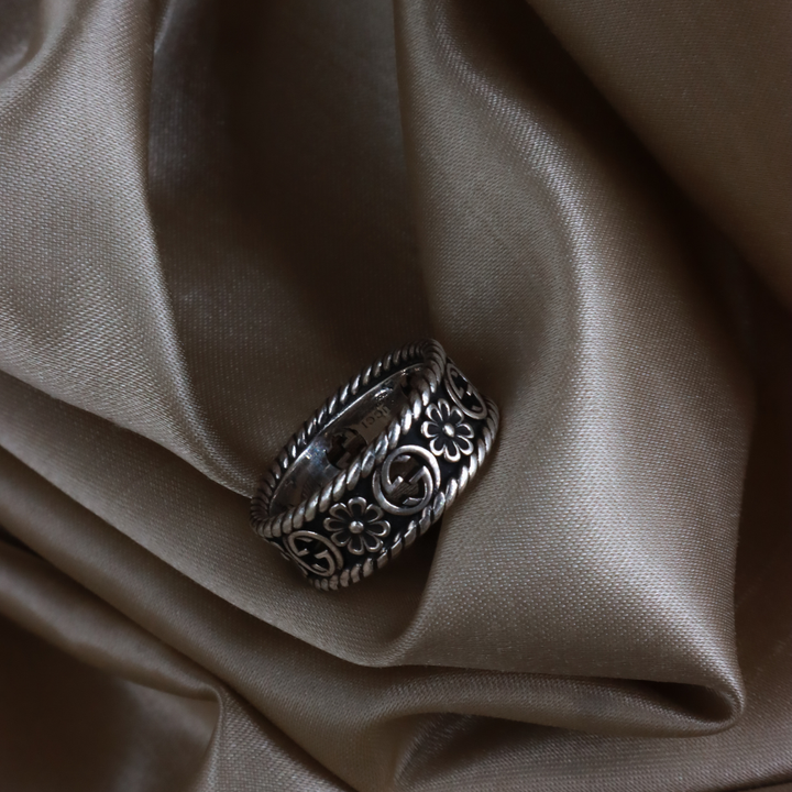 GUCCI  GG 花卉鏤空寬版戒指（銀色）（GG Floral Openwork Ring）