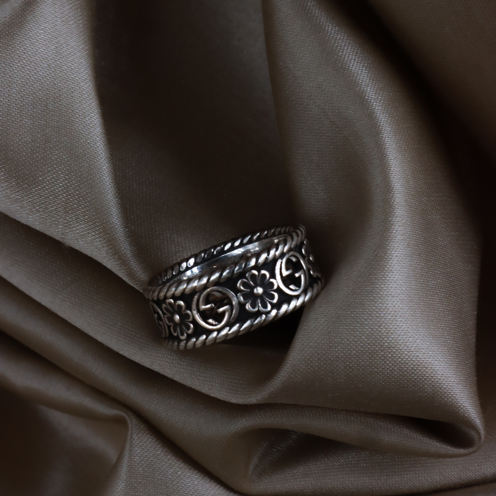 GUCCI  GG 花卉鏤空寬版戒指（銀色）（GG Floral Openwork Ring）