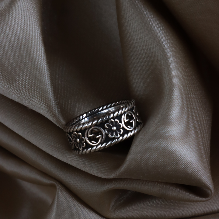 GUCCI  GG 花卉鏤空寬版戒指（銀色）（GG Floral Openwork Ring）