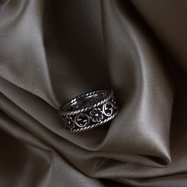 GUCCI  GG 花卉鏤空寬版戒指（銀色）（GG Floral Openwork Ring）