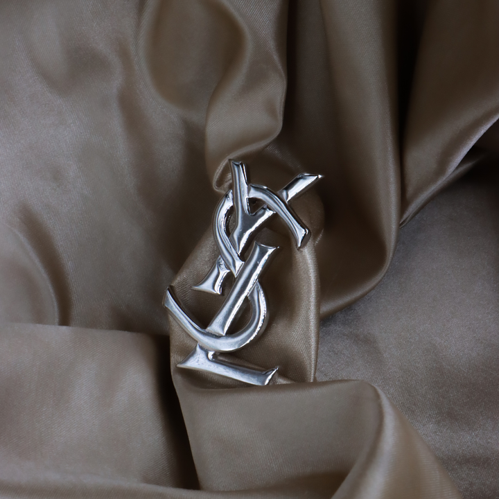 Yves Saint Laurent YSL Monogram 胸針（銀色）｜未使用級美品