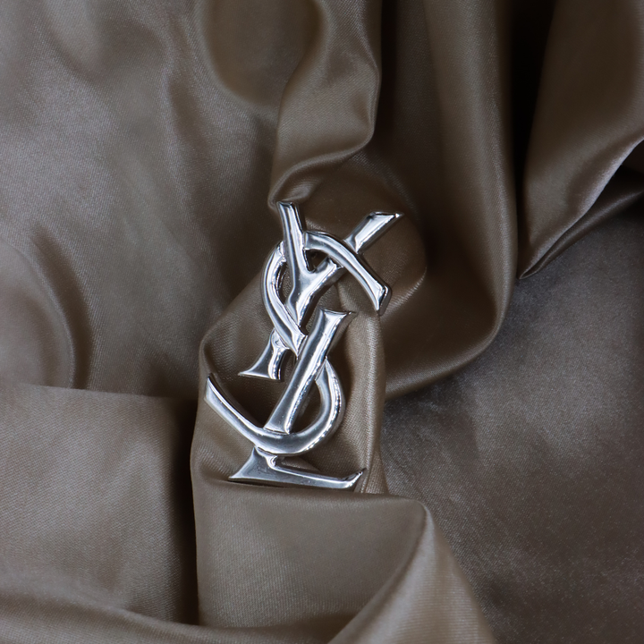 Yves Saint Laurent YSL Monogram 胸針（銀色）｜未使用級美品