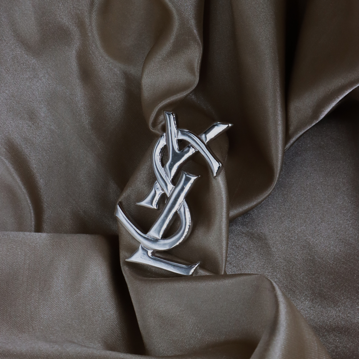 Yves Saint Laurent YSL Monogram 胸針（銀色）｜未使用級美品