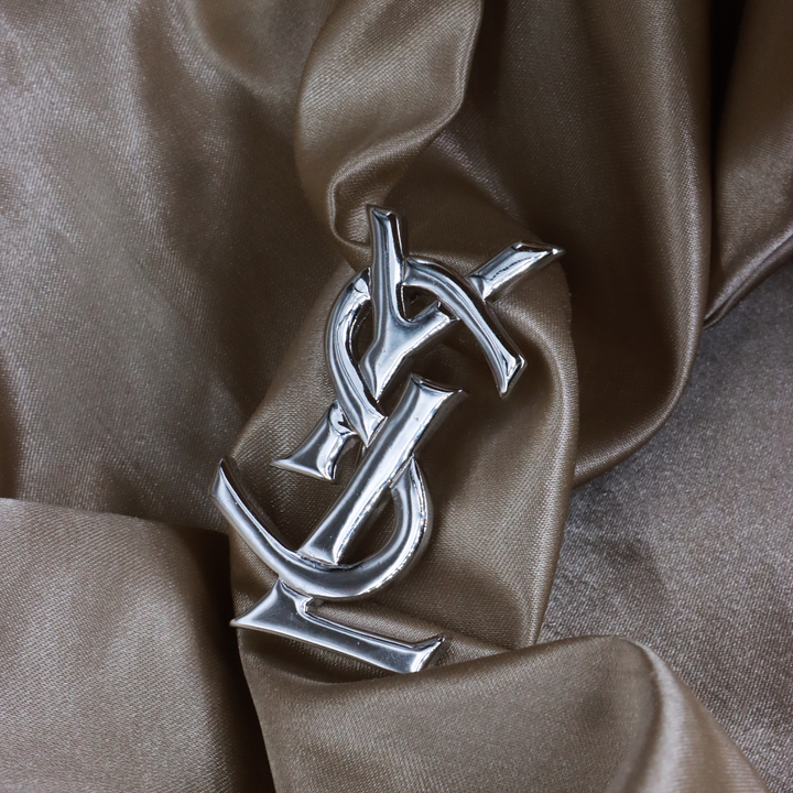 Yves Saint Laurent YSL Monogram 胸針（銀色）｜未使用級美品
