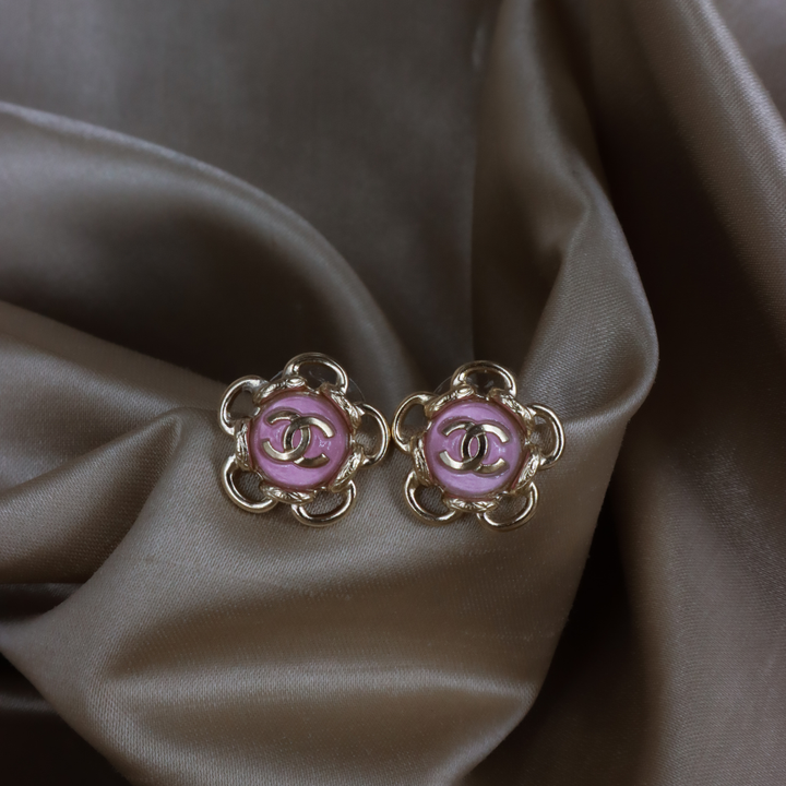 CHANEL 粉紅琺瑯 CC Logo 花朵耳環 ｜ 2024年 ｜未使用級美品