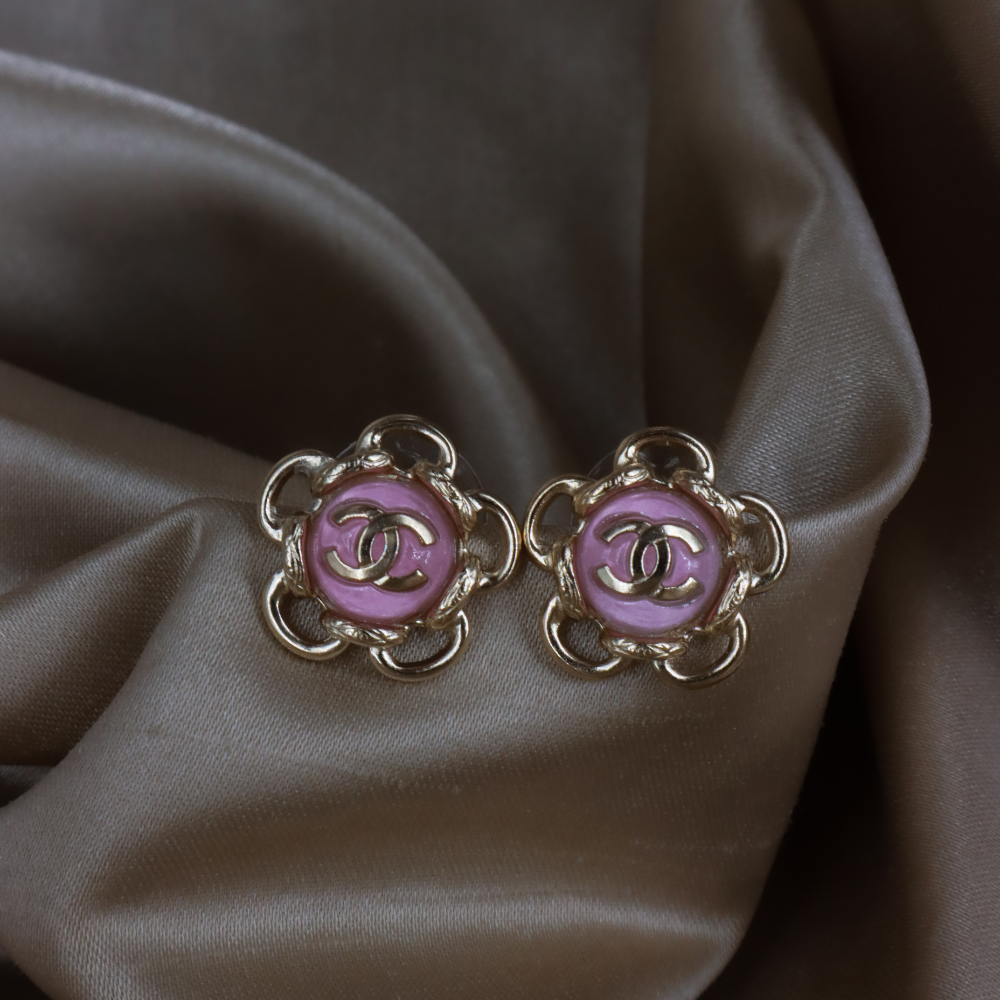 CHANEL 粉紅琺瑯 CC Logo 花朵耳環 ｜ 2024年 ｜未使用級美品