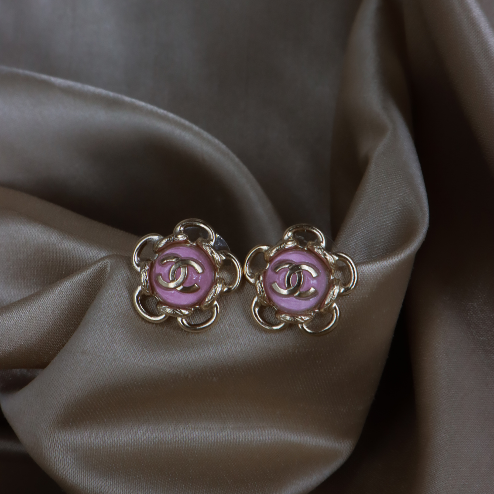 CHANEL 粉紅琺瑯 CC Logo 花朵耳環 ｜ 2024年 ｜未使用級美品