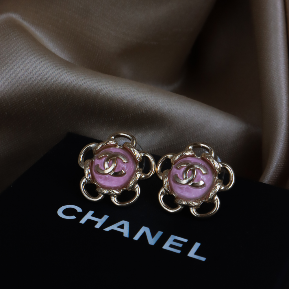CHANEL 粉紅琺瑯 CC Logo 花朵耳環 ｜ 2024年 ｜未使用級美品