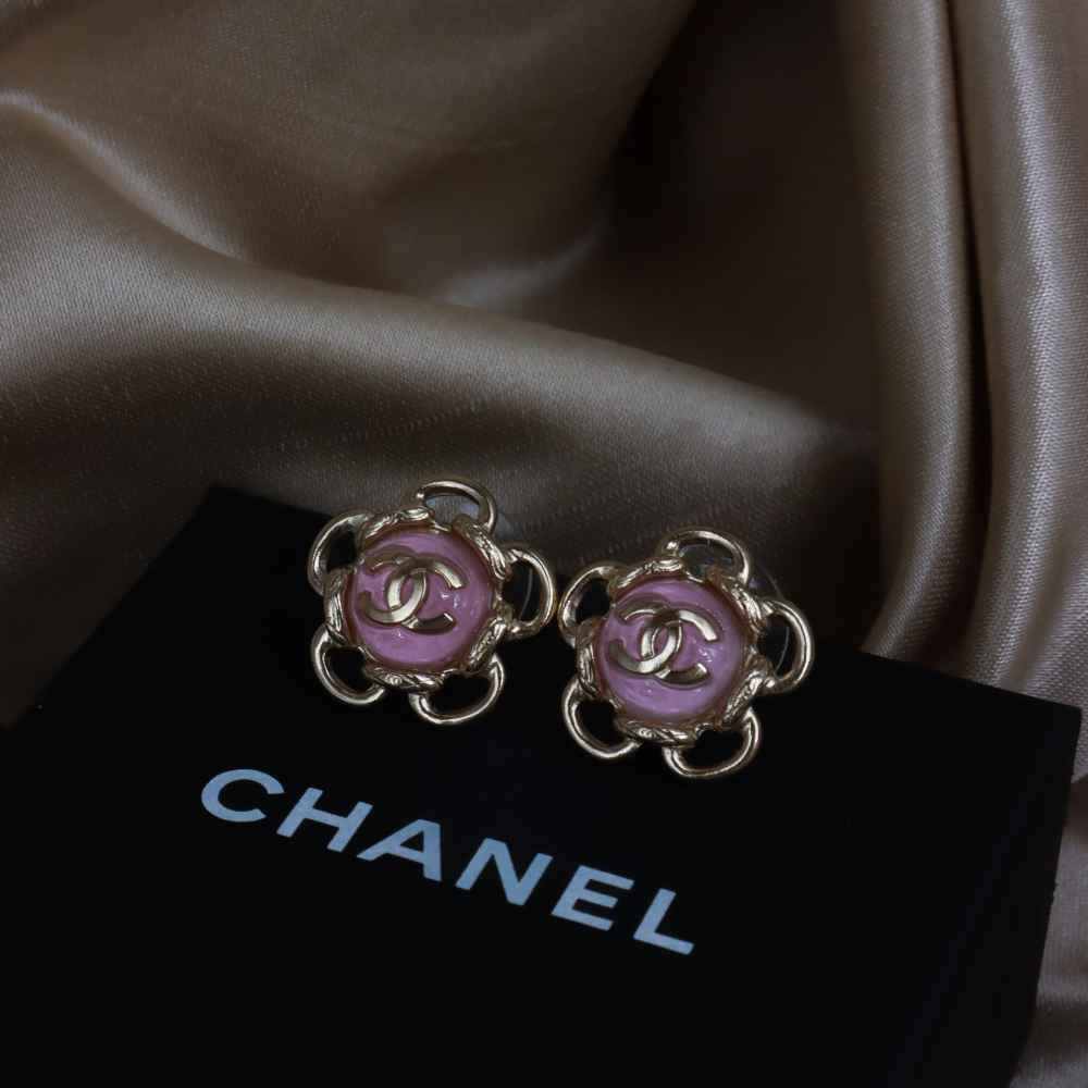 CHANEL 粉紅琺瑯 CC Logo 花朵耳環 ｜ 2024年 ｜未使用級美品