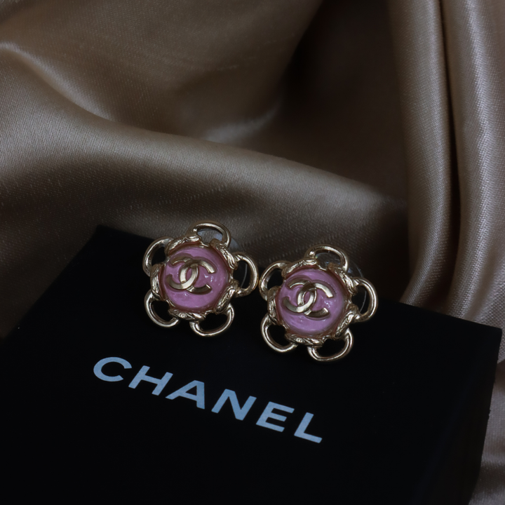 CHANEL 粉紅琺瑯 CC Logo 花朵耳環 ｜ 2024年 ｜未使用級美品
