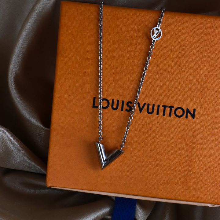 LOUIS VUITTON Essential V 項鏈 ｜ 絕罕現貨！