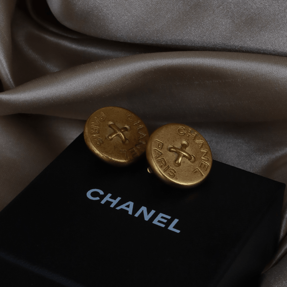 CHANEL 1994 金色鈕扣耳夾（Paris Button Clip - on款） - Vintasy耳夾
