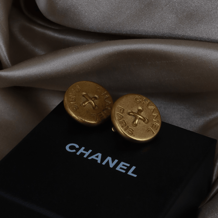 CHANEL 1994 金色鈕扣耳夾（Paris Button Clip - on款） - Vintasy耳夾