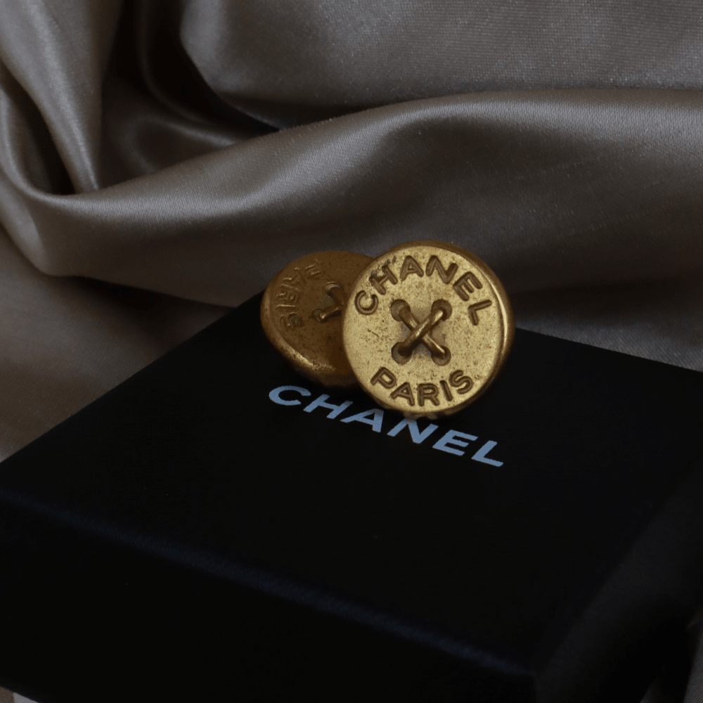 CHANEL 1994 金色鈕扣耳夾（Paris Button Clip - on款） - Vintasy耳夾