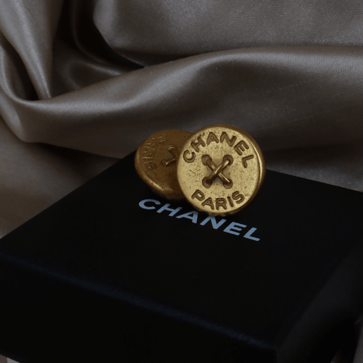 CHANEL 1994 金色鈕扣耳夾（Paris Button Clip - on款） - Vintasy耳夾
