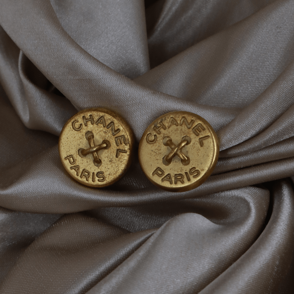 CHANEL 1994 金色鈕扣耳夾（Paris Button Clip - on款） - Vintasy耳夾