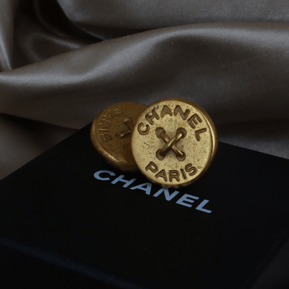 CHANEL 1994 金色鈕扣耳夾（Paris Button Clip - on款） - Vintasy耳夾
