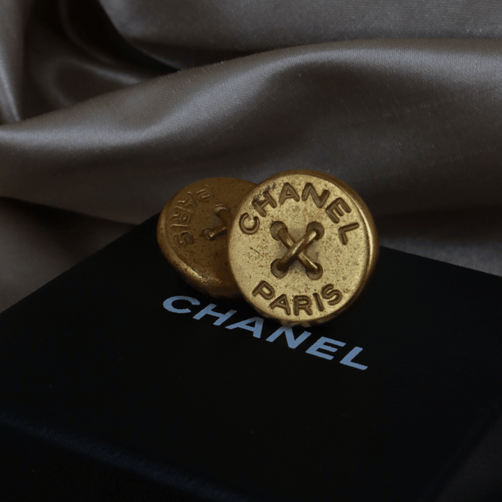 CHANEL 1994 金色鈕扣耳夾（Paris Button Clip - on款） - Vintasy耳夾
