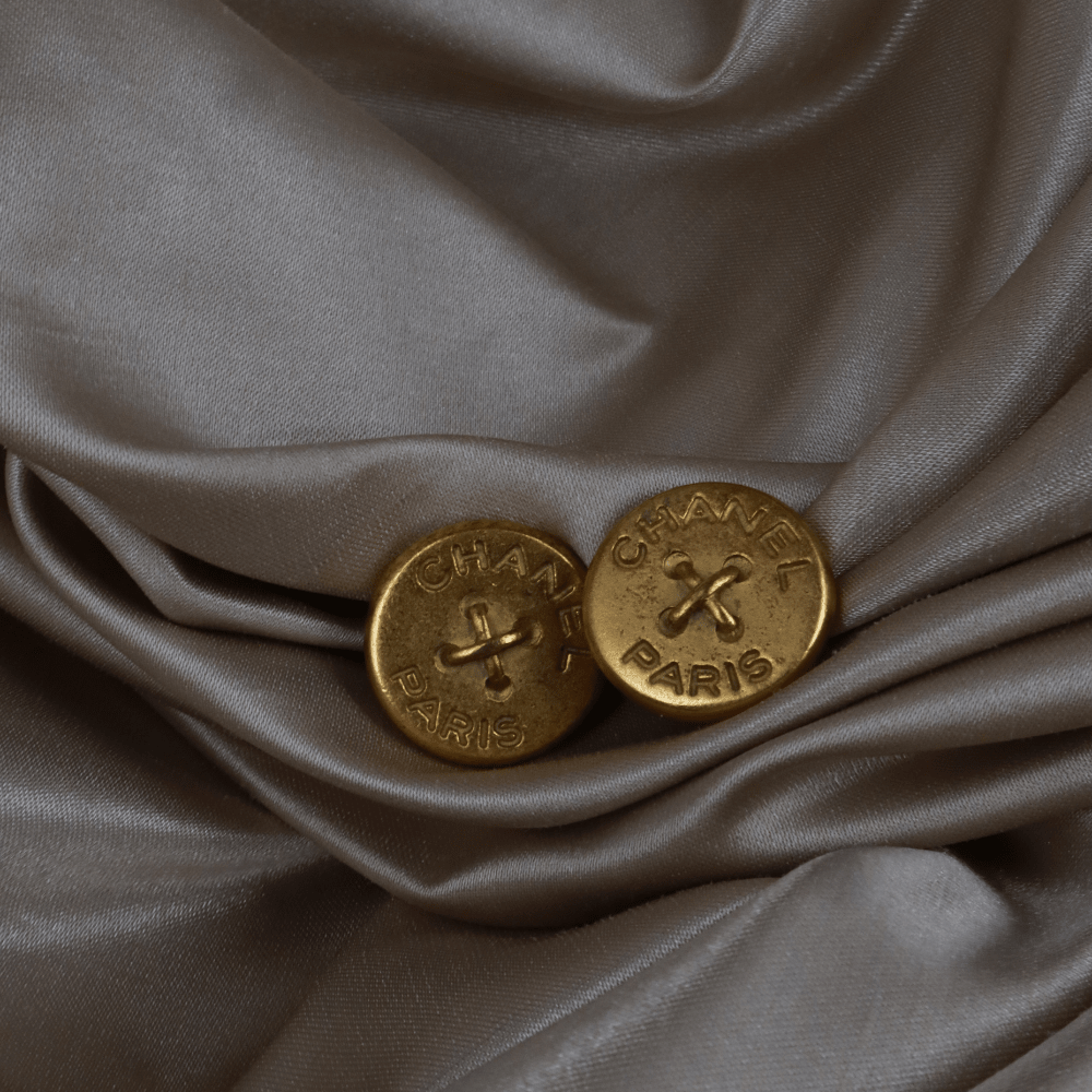 CHANEL 1994 金色鈕扣耳夾（Paris Button Clip - on款） - Vintasy耳夾