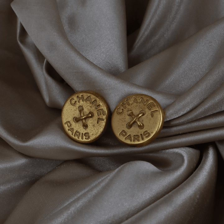 CHANEL 1994 金色鈕扣耳夾（Paris Button Clip - on款） - Vintasy耳夾