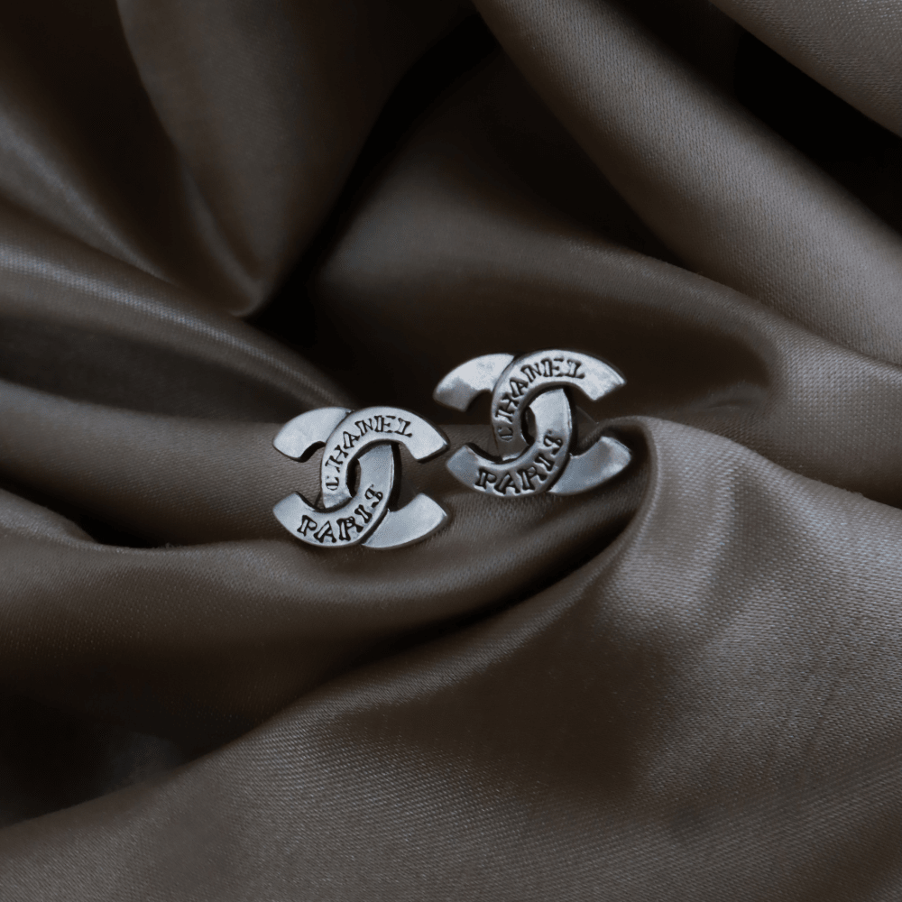 CHANEL 1999 工業風銀色 CC Logo 耳環 ｜ Vintasy耳環 ｜ CHANEL ｜ 耳環