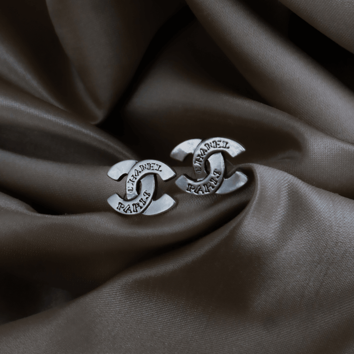 CHANEL 1999 工業風銀色 CC Logo 耳環 ｜ Vintasy耳環 ｜ CHANEL ｜ 耳環