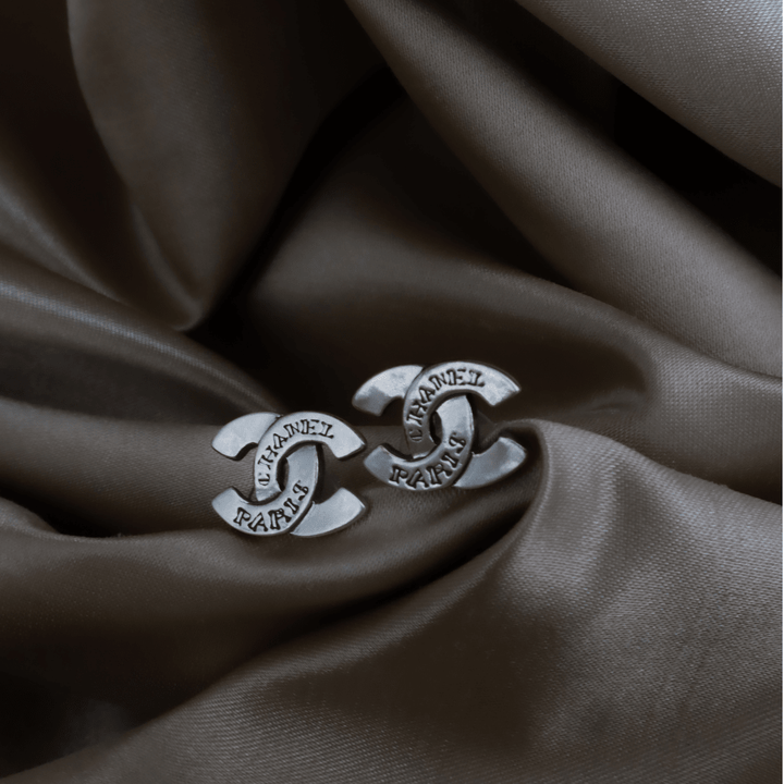 CHANEL 1999 工業風銀色 CC Logo 耳環 ｜ Vintasy耳環 ｜ CHANEL ｜ 耳環